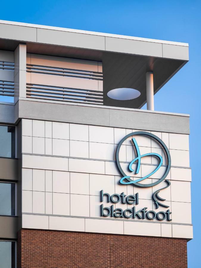 Hotel Blackfoot Калгари Экстерьер фото